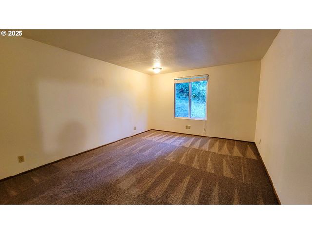 -1 EMERALD St, Eugene, OR 97405