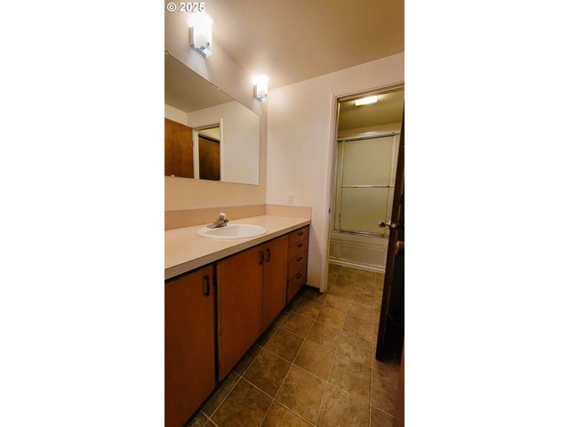 -1 EMERALD St, Eugene, OR 97405