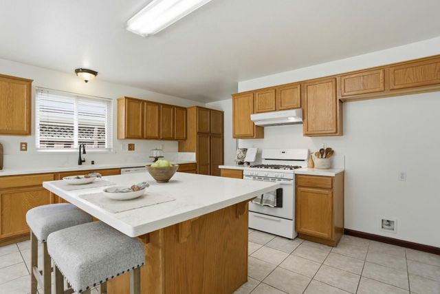 2592 Glenview Drive, Hollister, CA 95023