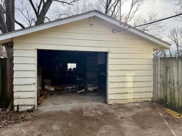 2822 E Cherry Street, Springfield, MO 65802