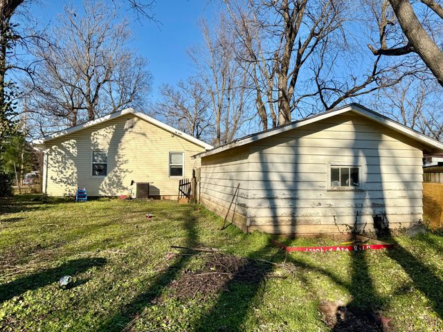 2822 E Cherry Street, Springfield, MO 65802