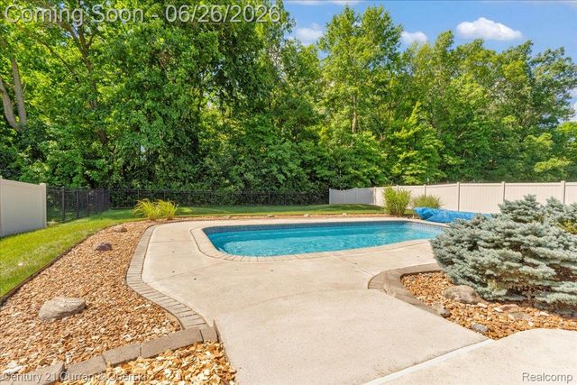 27099 Celtic Drive, Flat Rock, MI 48134