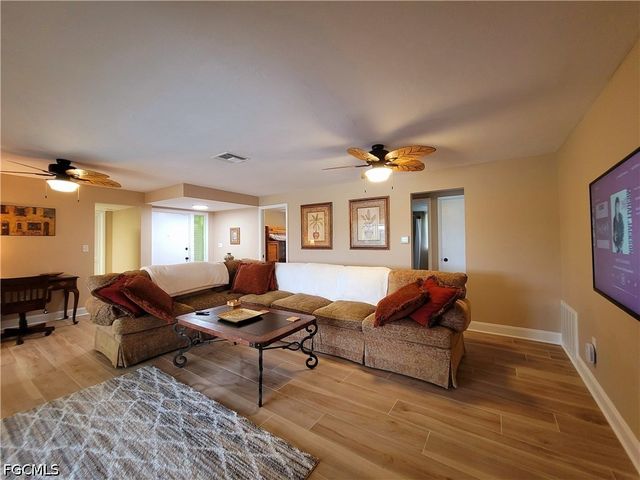 4815 Sorrento CT, Cape Coral, FL 33904
