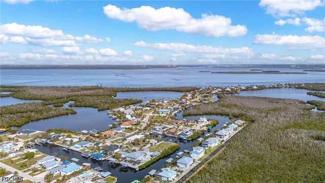 4815 Sorrento CT, Cape Coral, FL 33904