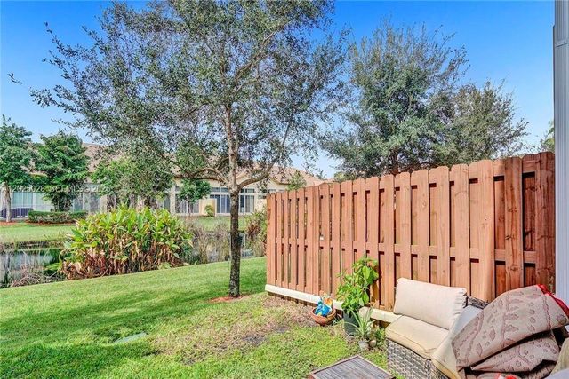821 E Village Cir 821, Davie, FL 33325