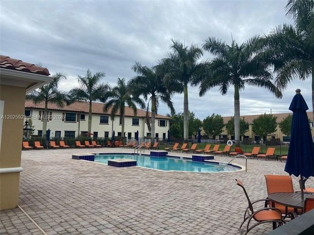 821 E Village Cir 821, Davie, FL 33325