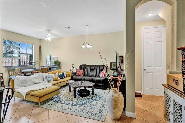 821 E Village Cir 821, Davie, FL 33325
