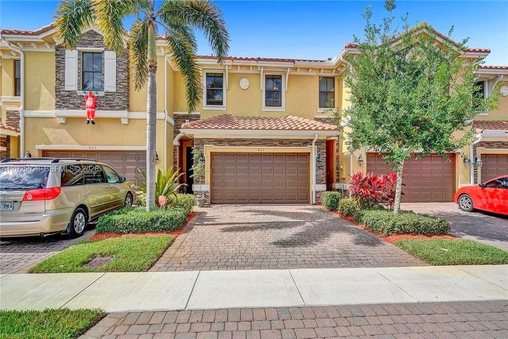 821 E Village Cir 821, Davie, FL 33325