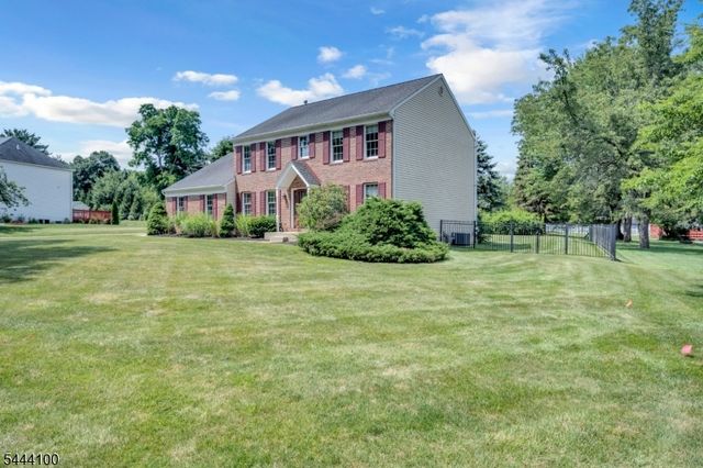 6 Saint Andrews Dr, Washington Twp., NJ 07882