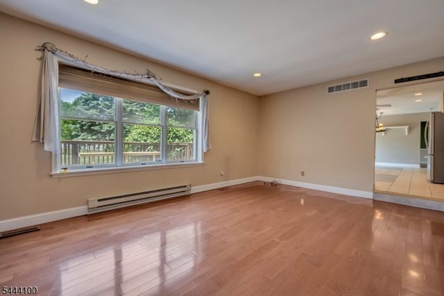 6 Saint Andrews Dr, Washington Twp., NJ 07882