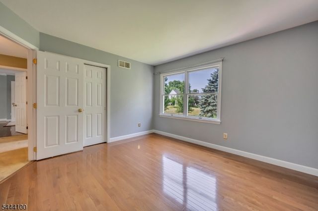 6 Saint Andrews Dr, Washington Twp., NJ 07882