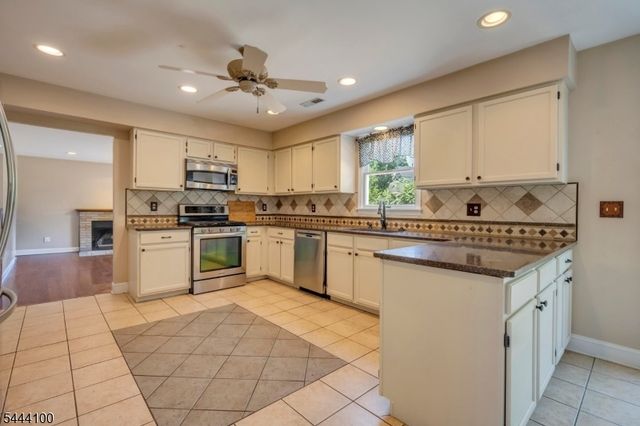 6 Saint Andrews Dr, Washington Twp., NJ 07882