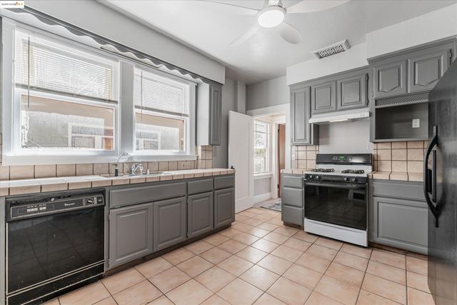 3531 Lakeshore Ave, Oakland, CA 94610