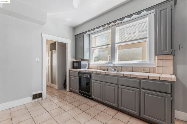 3531 Lakeshore Ave, Oakland, CA 94610