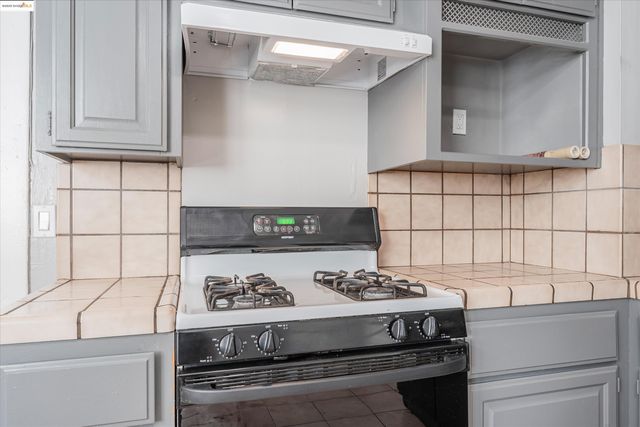 3531 Lakeshore Ave, Oakland, CA 94610