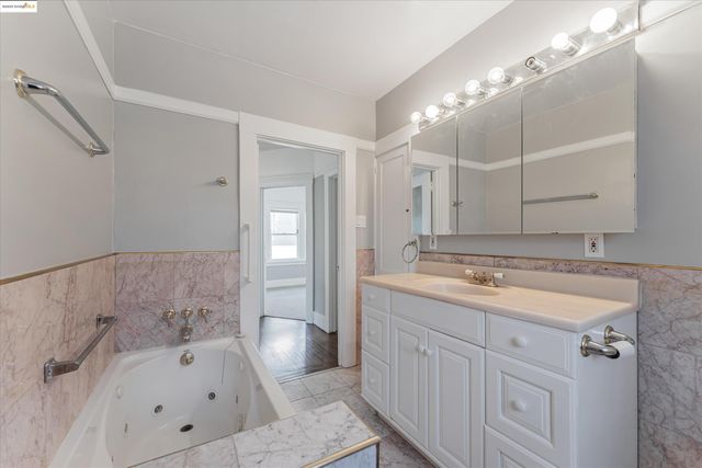 3531 Lakeshore Ave, Oakland, CA 94610