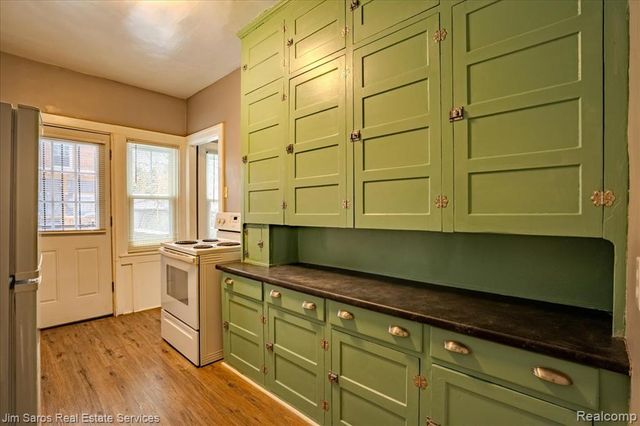 913 Alter Road, Detroit, MI 48215