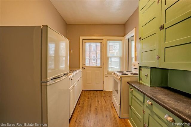 913 Alter Road, Detroit, MI 48215