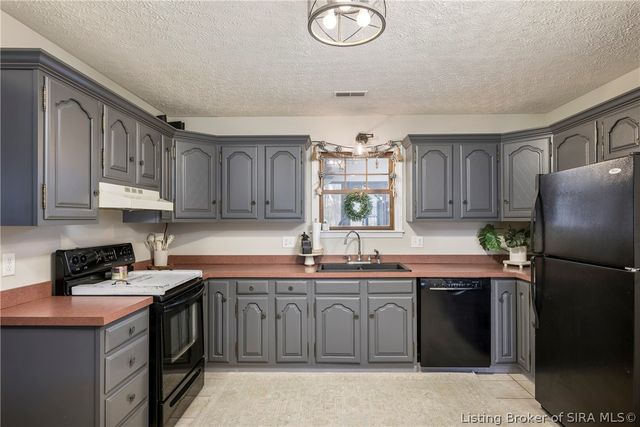 609 Catalpa Street, Sellersburg, IN 47172