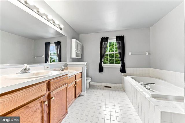 310 COUNTRY RIDGE DR, Royersford, PA 19468