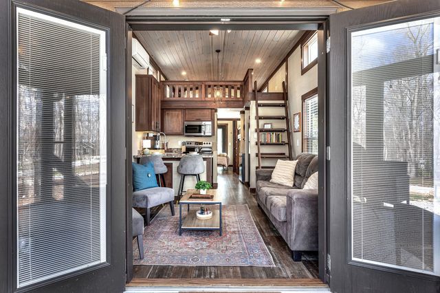 42 Oakleaf Trl, Tracy City, TN 37387