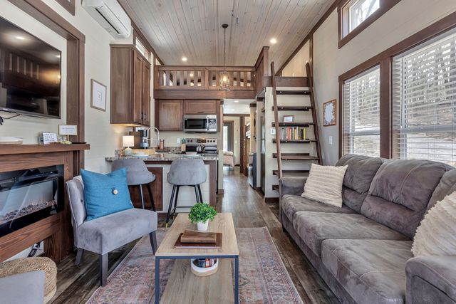 42 Oakleaf Trl, Tracy City, TN 37387