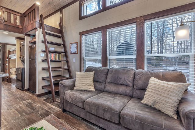 42 Oakleaf Trl, Tracy City, TN 37387