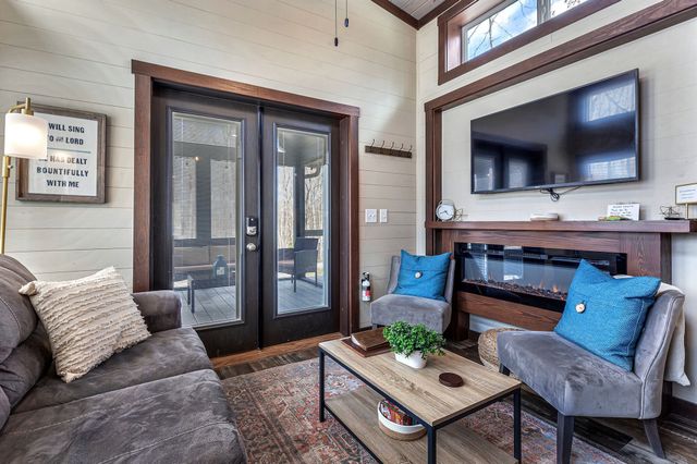 42 Oakleaf Trl, Tracy City, TN 37387