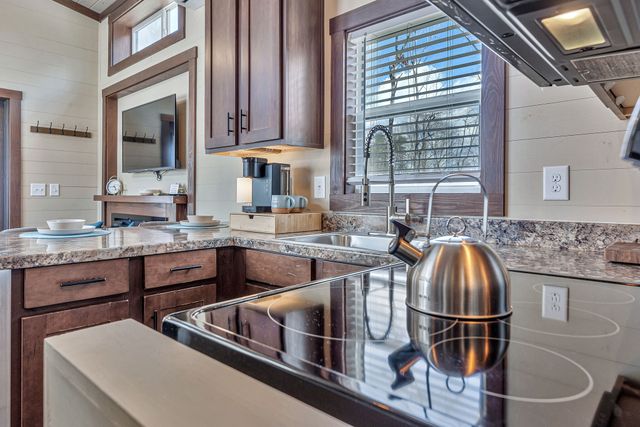 42 Oakleaf Trl, Tracy City, TN 37387