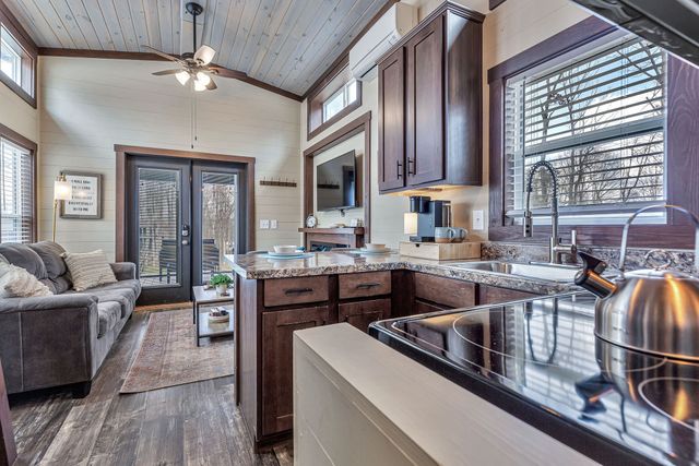 42 Oakleaf Trl, Tracy City, TN 37387