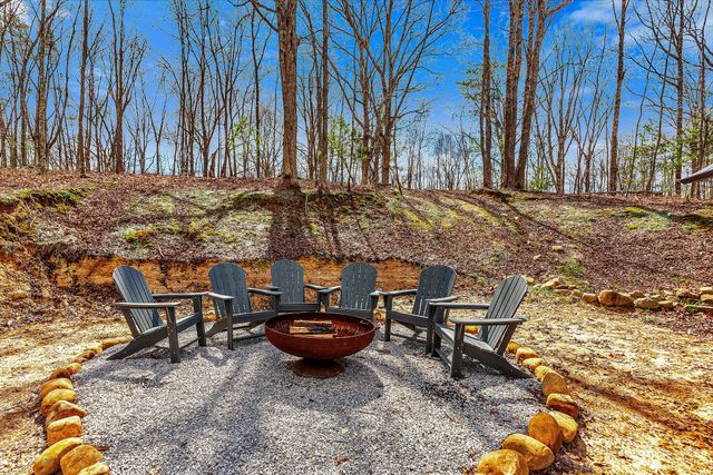 42 Oakleaf Trl, Tracy City, TN 37387