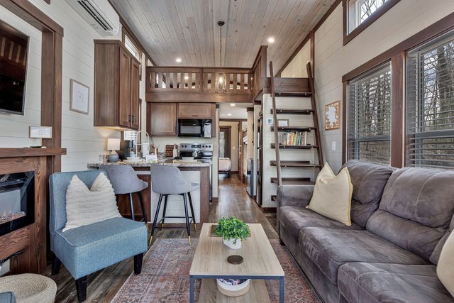 42 Oakleaf Trl, Tracy City, TN 37387