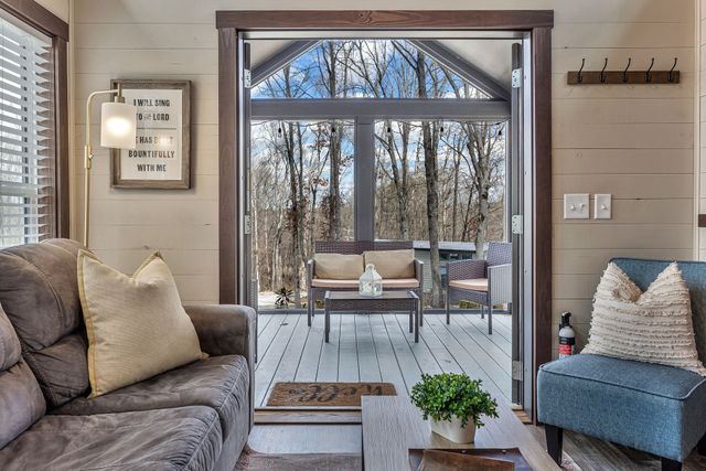 42 Oakleaf Trl, Tracy City, TN 37387