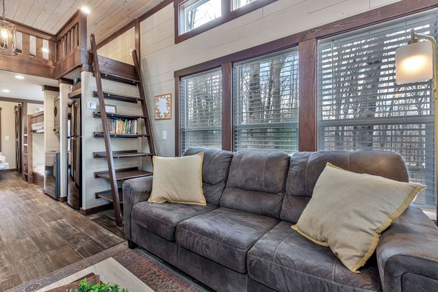 42 Oakleaf Trl, Tracy City, TN 37387