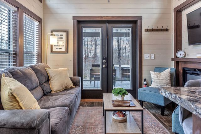 42 Oakleaf Trl, Tracy City, TN 37387