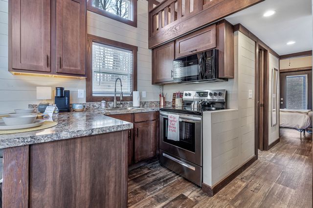 42 Oakleaf Trl, Tracy City, TN 37387