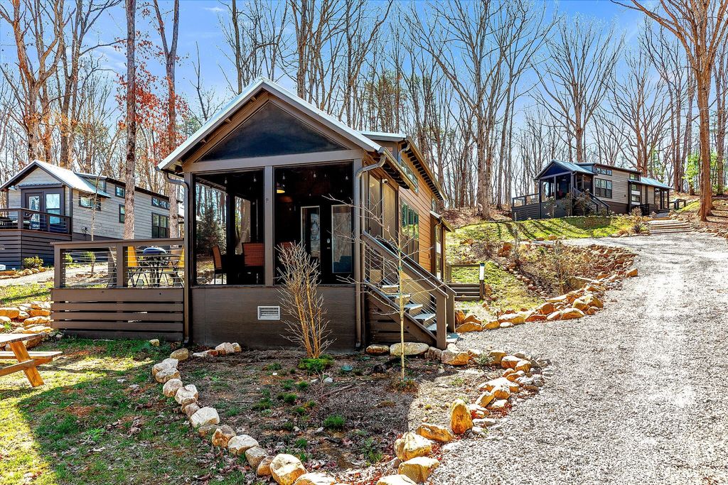 42 Oakleaf Trl, Tracy City, TN 37387