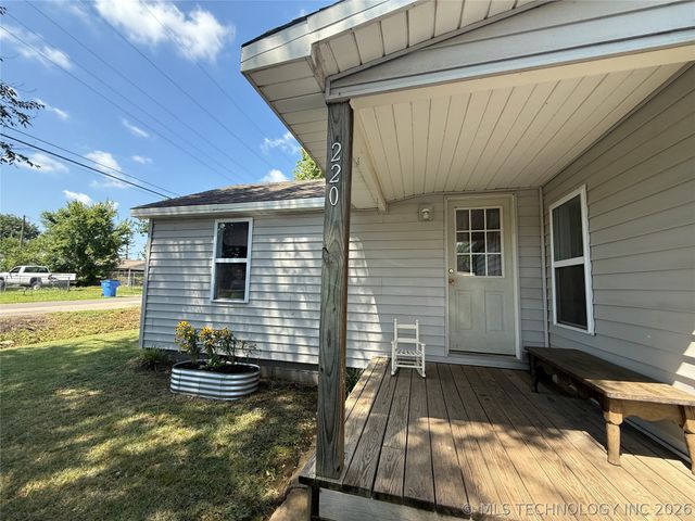 220 E Audd Avenue, Checotah, OK 74426