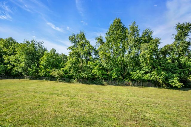 122 Hillside Dr, Dickson, TN 37055