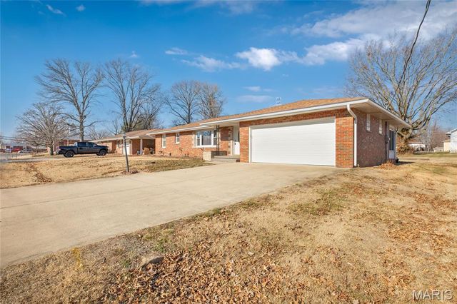 107 Park, Brighton, IL 62012