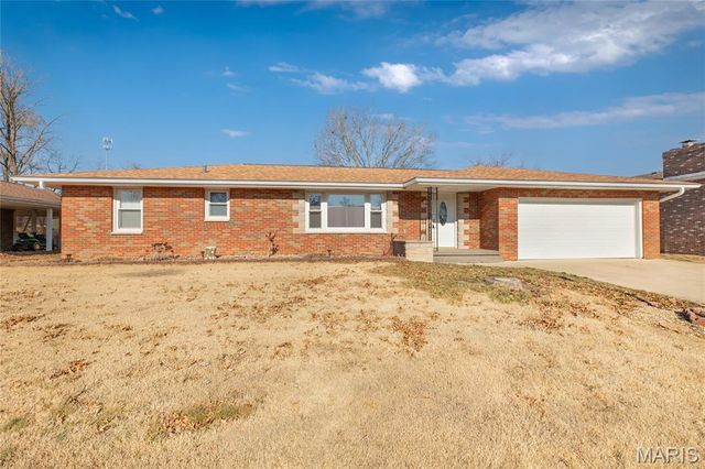 107 Park, Brighton, IL 62012