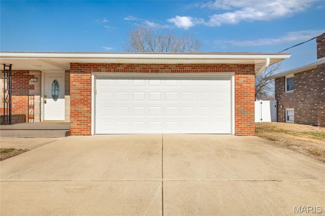 107 Park, Brighton, IL 62012