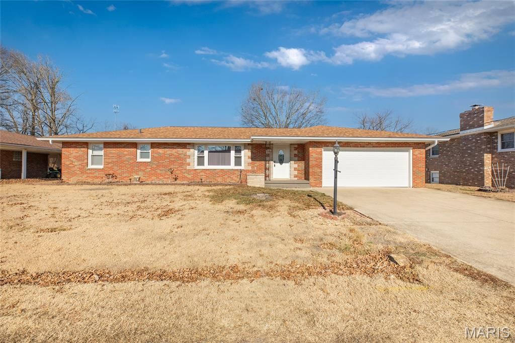 107 Park, Brighton, IL 62012