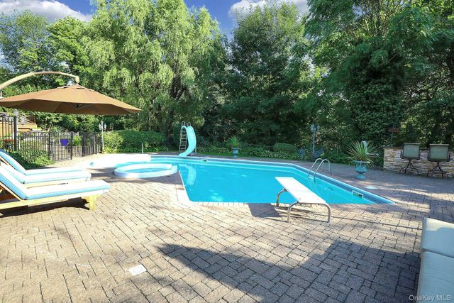 650 Bryant Avenue, Roslyn Harbor, NY 11576