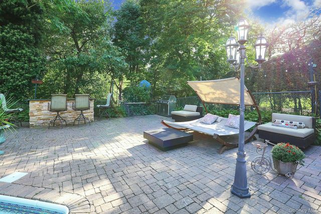 650 Bryant Avenue, Roslyn Harbor, NY 11576