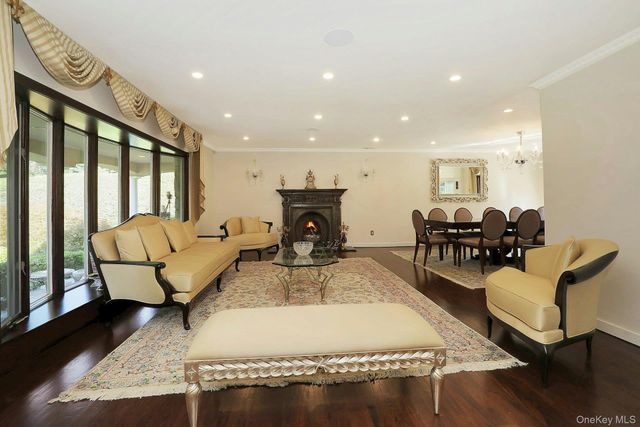 650 Bryant Avenue, Roslyn Harbor, NY 11576