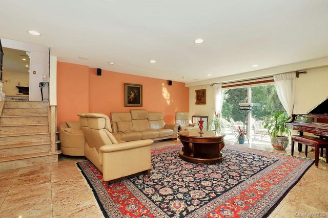 650 Bryant Avenue, Roslyn Harbor, NY 11576