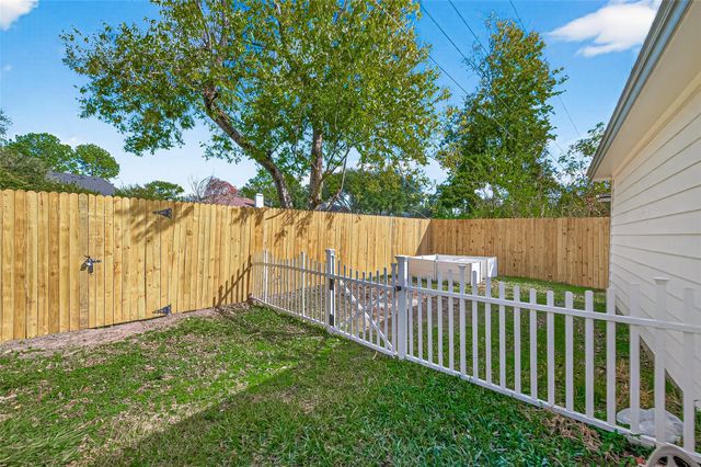 11506 Colonial Trail Drive, Houston, TX 77066