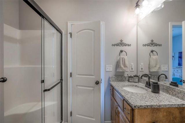 100 N McGee Street, Tonganoxie, KS 66086