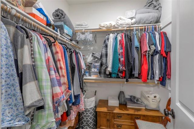 100 N McGee Street, Tonganoxie, KS 66086